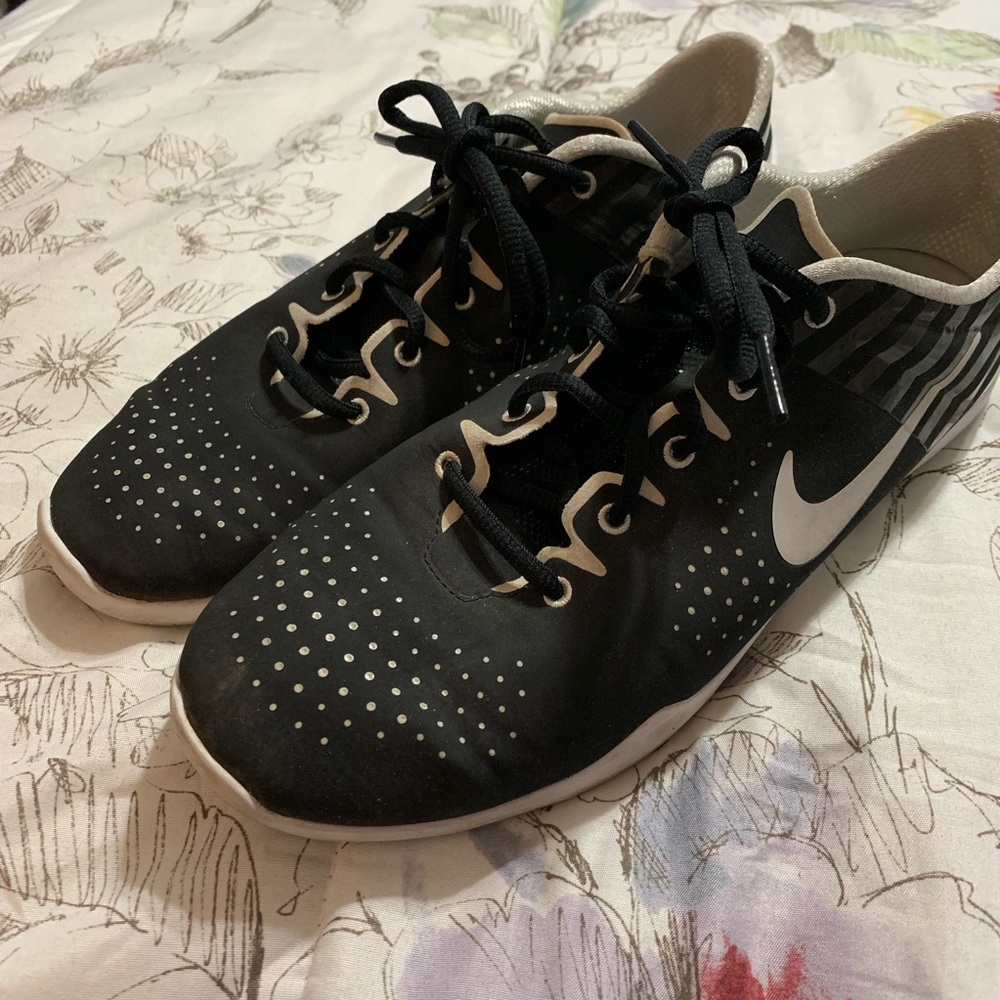 Nike women’s black and white athletic shoes sz 10